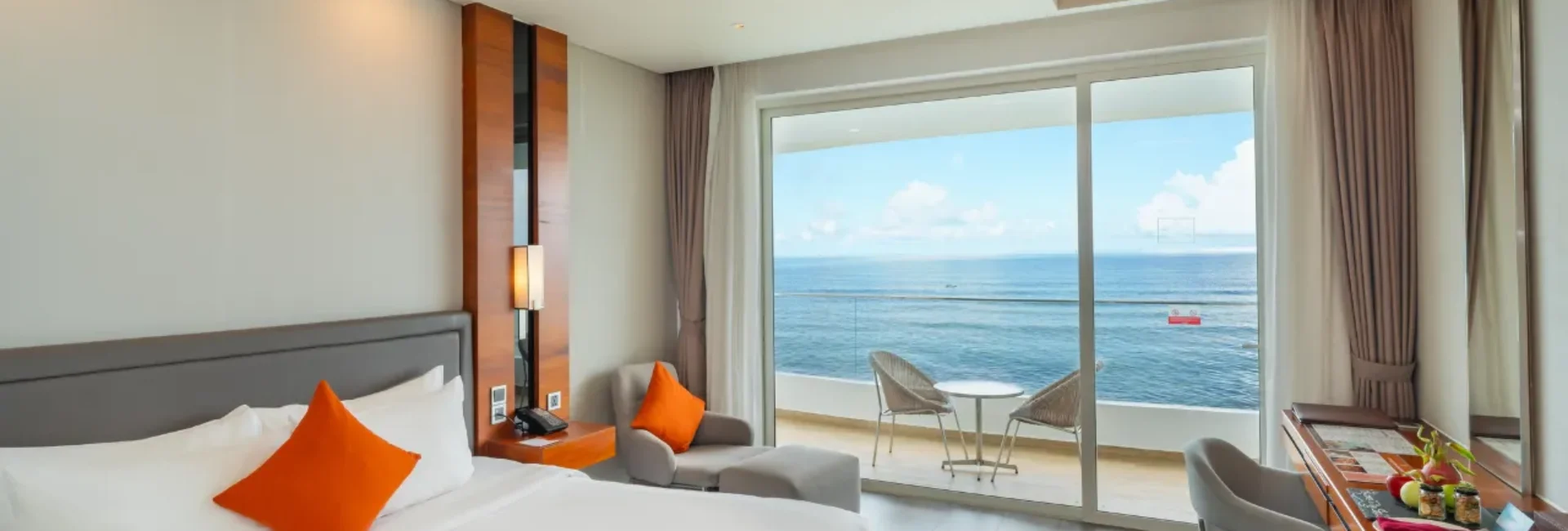 Habitación clásica con cama extragrande y vista al mar